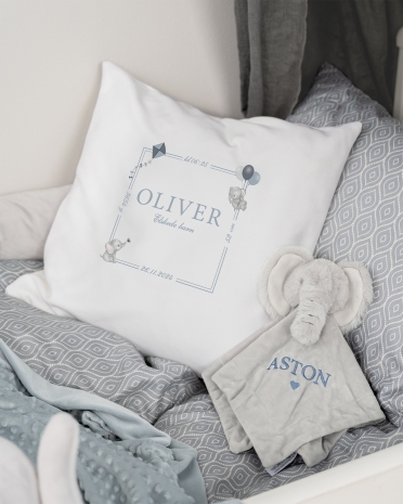 Hvid pude med elefantmotiv og navn og dato