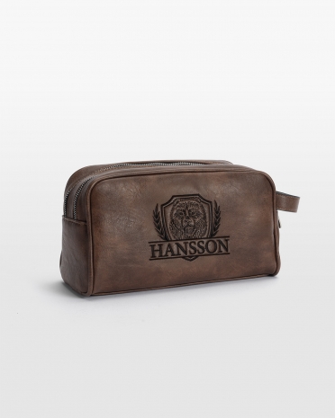 Robust necessär i brun med personligt broderet navn og bjørnemotiv, klar til alle eventyr.