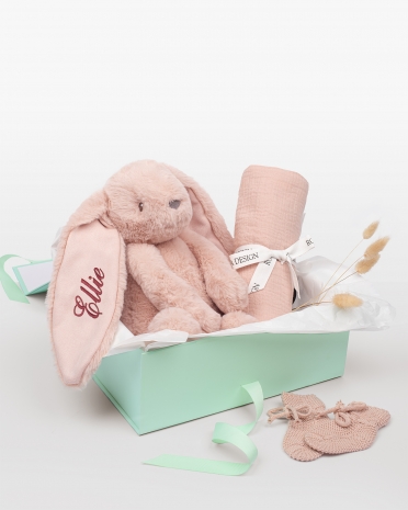 Sæt med krammekanin med navn, tæppe i musselin og strikkede tøfler til den nyfødte