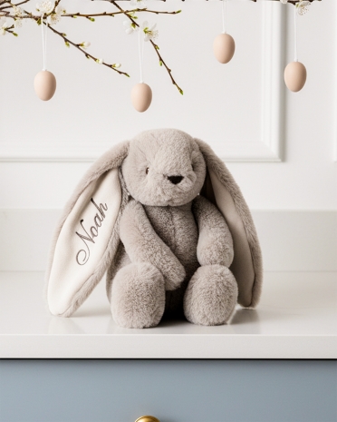 Krammedyr formet som en kanin som broderes med barnets navn i det lange øre