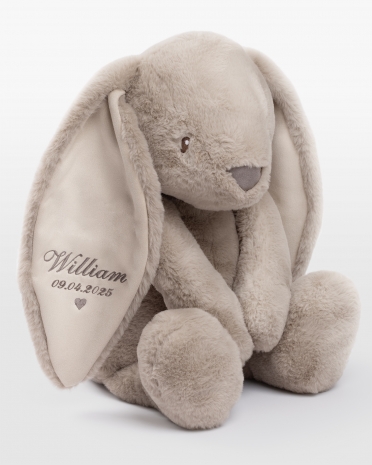 sandfarvet bamsekanin med broderet navn og fødselsdato