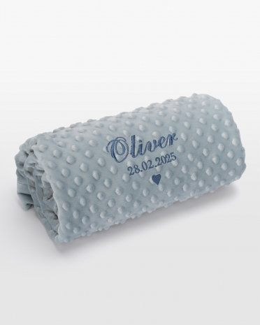 Blåt babyfilt med broderet navn i skriveskrift