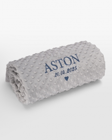 Gråt babyfilt med blåt navnebroderi