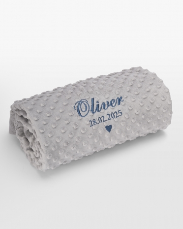 Grå babypledd med personligt hvidt navnebroderi, perfekt til hyggelig komfort og unik design til din lille.