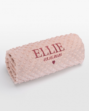 Rosa babypledd med personligt pink navnebroderi, perfekt til sød hyggekomfort og unik design til din lille.