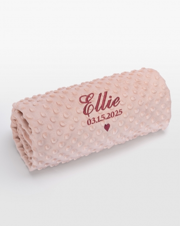Lyserød babyfilt med hindbærfarvet navnebroderi