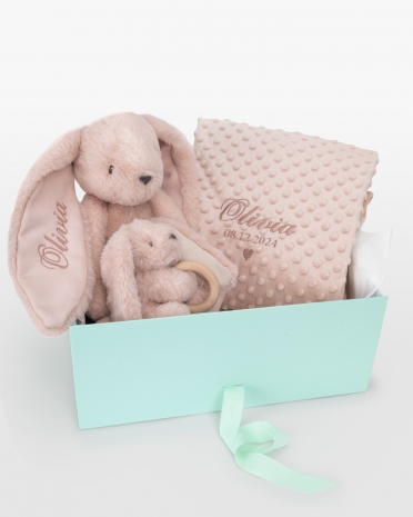 Personlig gavepakke til baby med kosedyr, babyfilt og kosedyr med bidering.