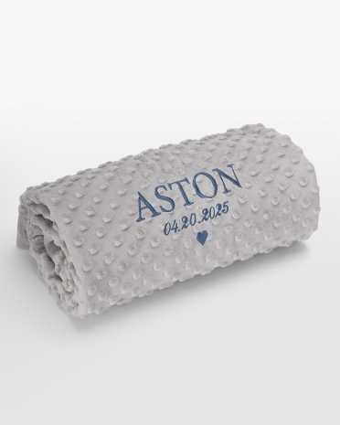 Gråt babyfilt med blåt navnebroderi