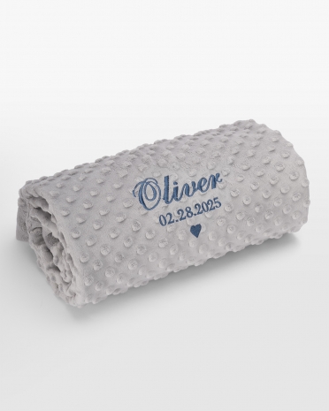 Grå babypledd med personligt hvidt navnebroderi, perfekt til hyggelig komfort og unik design til din lille.
