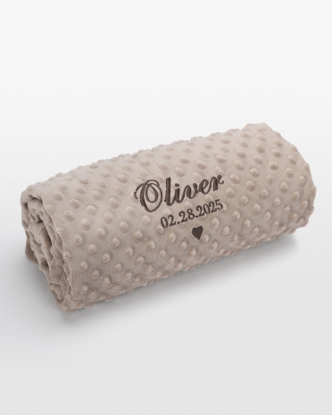 Sandfarvet babyfilt med brunt navnebroderi