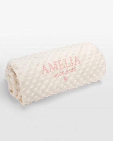 Cremefarvet babypledd med personligt pink navnebroderi, ideel til sød komfort og unik stil til din lille.
