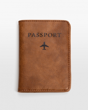 Passfodral i cognacfarvet vegansk læder med tryk