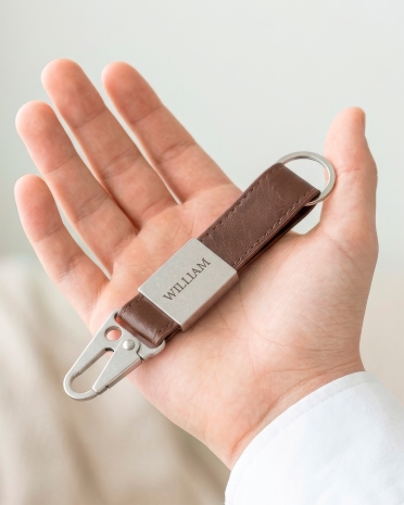 Personligt graveret nøglering som konfirmationsgave