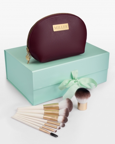 Gavesæt med graveret necessaire og makeupbørster