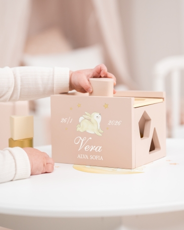 Lyserød sorteringskasse i træ med personlig markering