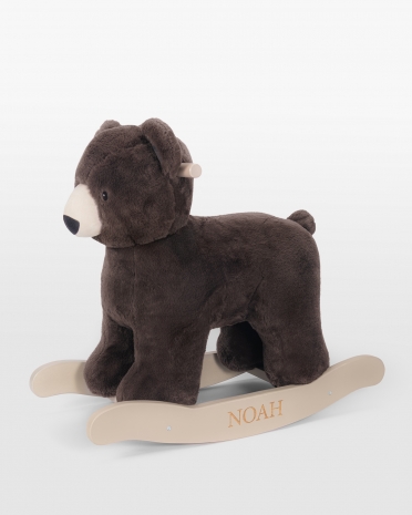 Gyngedyr med navn, i form af en blød og brun bjørn