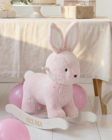 Gyngestol i form af en kanin med navn