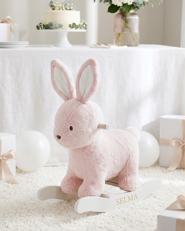 Sød gyngedyr formet som en kanin med navn