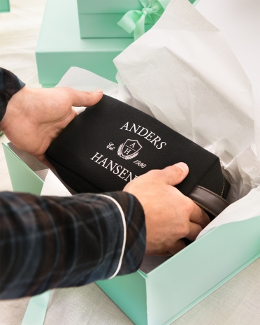 Sort personlig toilettaske i canvas med trykt navn til far