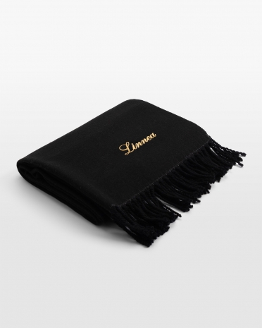 Sort tørklæde med elegant guldbroderi, perfekt til sofistikeret vinterstil og personlig luksus.