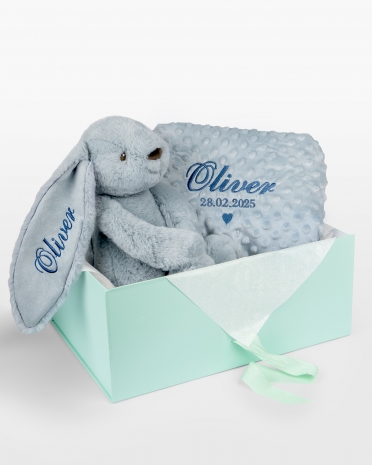 Gavesæt til baby med blå tøjdyrskanin og hyggeligt tæppe med broderet navn og dato