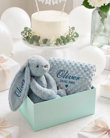 Sødt sæt med blå kanin og tæppe med navn til navngivning