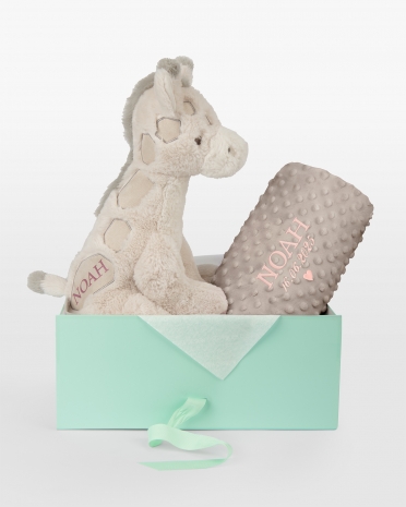 Bamse og brunt tæppe med broderet navn og dato