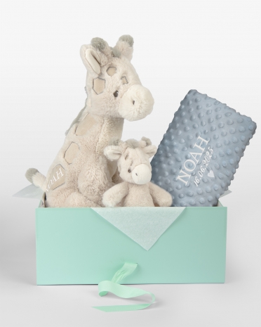 Gavesæt til børn med rangle, tøjdyr og blødt tæppe med navn