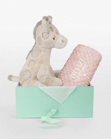 Hyggeligt lyserødt tæppe med broderet navn og dato