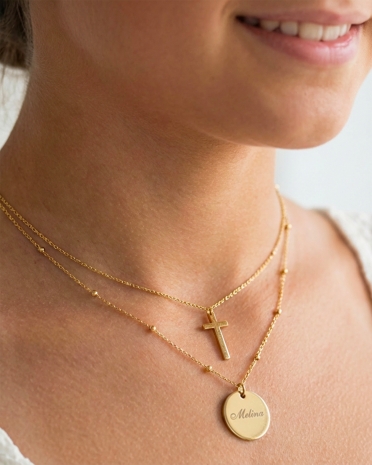 To halskæder i et sæt med navne