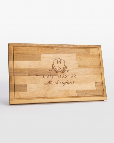 Stort og robust skærebræt med navn.