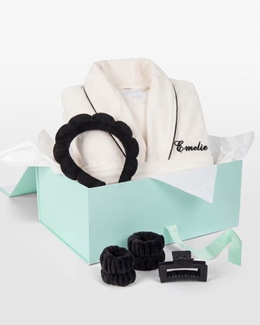 Cremefarvet morgenkåbe med sorte håraccessories