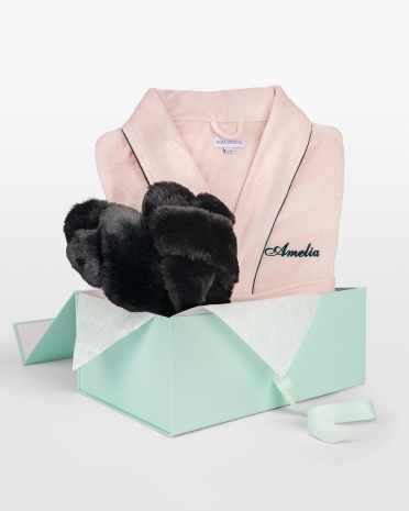 Gavesæt med rosa morgenkåbe med navn og sorte, fluffy hjemmesko i damestørrelse