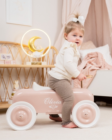 Lyserød gåbil til børn med navn