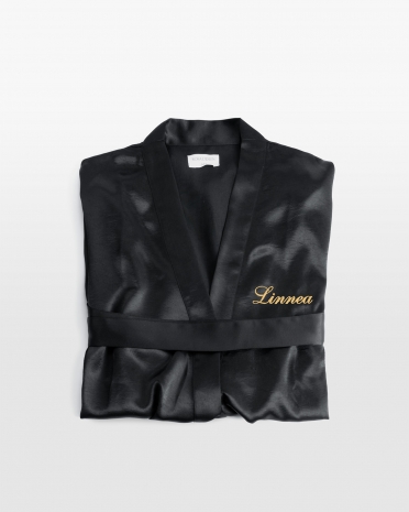 Sort satinrobe med guldbroderi