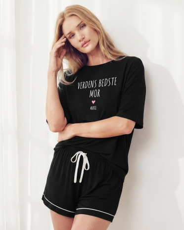 T-shirt og shorts i sort med personlig tekst