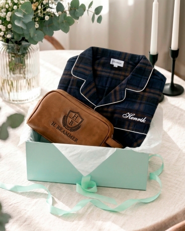 Personligt gavesæt til far med mørkeblå pyjamas og cognacfarvet toilettaske i læder med broderi