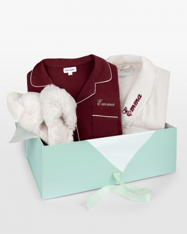 Gavesæt til hende med bordeauxrød pyjamas og cremefarvet badekåbe med navn, samt fluffy cremefarvede tøfler