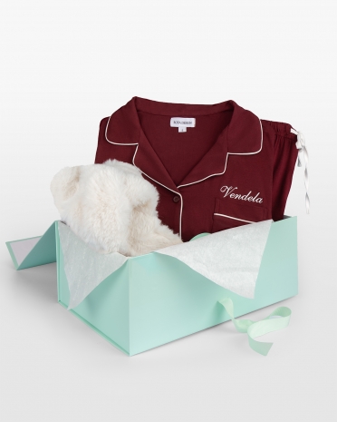 Gavesæt med bordeauxrød damepyjamas med navn og cremefarvede, fluffy tøfler