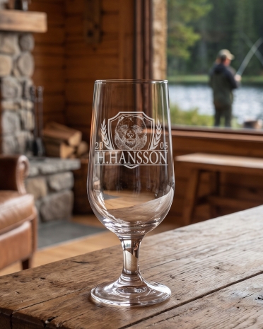 Graveret ølglas med dyremotiv, årstal og navn