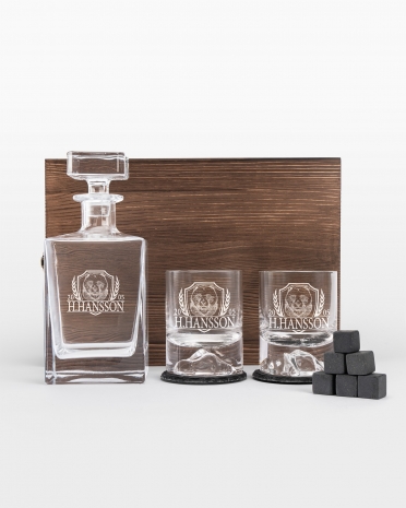 Graveret whiskysæt med et bjørnemotiv og valgfrit navn