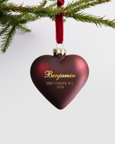 Hjerteformet, rød julekugle med navn