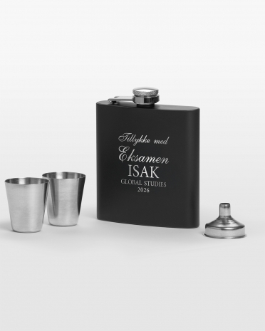 Sort lommeflaske med personlig gravering - perfekt dimissionsgave