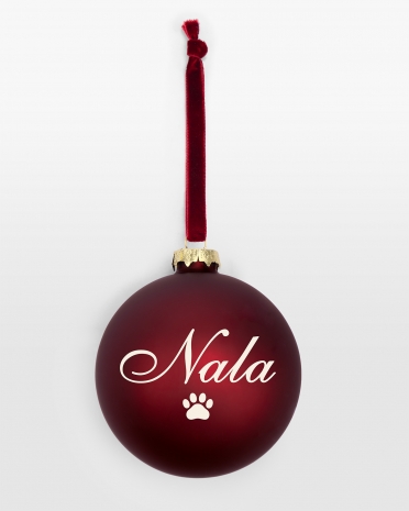 Rød juletræskugle med personligt navn og symbol
