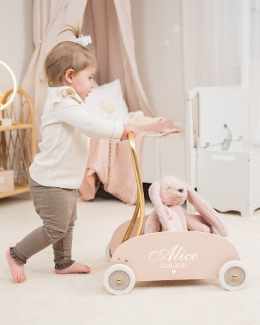 Lyserød gåvogn med navn og fødselsdato
