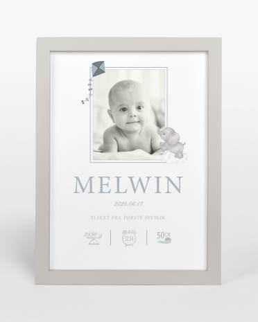 Grå trætavle med navn og billede