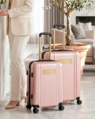 Sæt med lyserød kuffert og håndbagagetaske med indgraveret navn