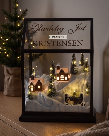 Juleby med kørende tog og belysning, kommer med personlig hilsen