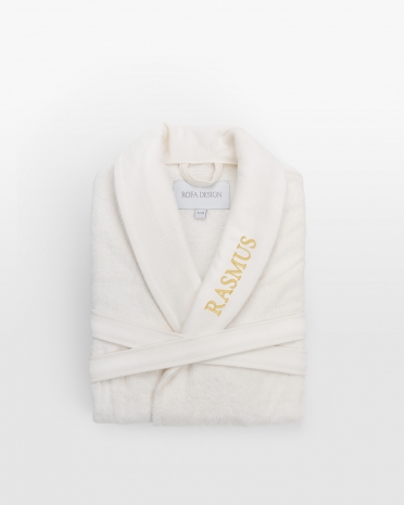 Luksuriøs cremefarvet badekåbe med personligt broderi i guld, perfekt til elegant komfort og stil.