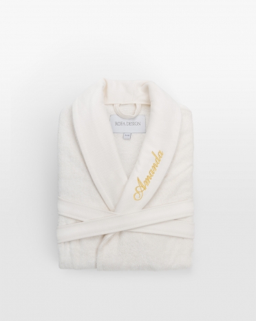 Luksuriøs cremefarvet børnebadekåbe med personligt guldbroderi, en eksklusiv detalje til børns hyggelige stunder.